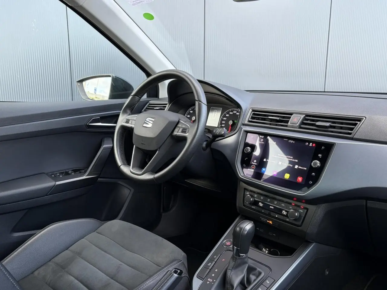Intérieur côté conducteur du SEAT Arona TSI 110 DSG Style 2020, avec sellerie suédine et écran tactile GPS.