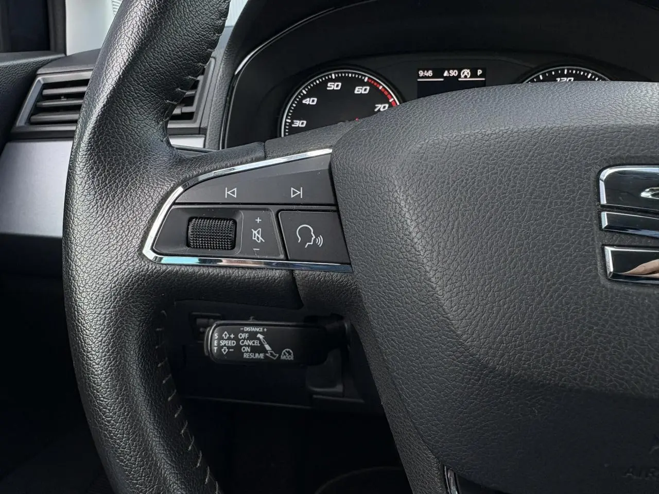 Gros plan sur le volant en cuir noir avec logo SEAT, intérieur du SEAT Arona TSI 110 DSG Style 2020.