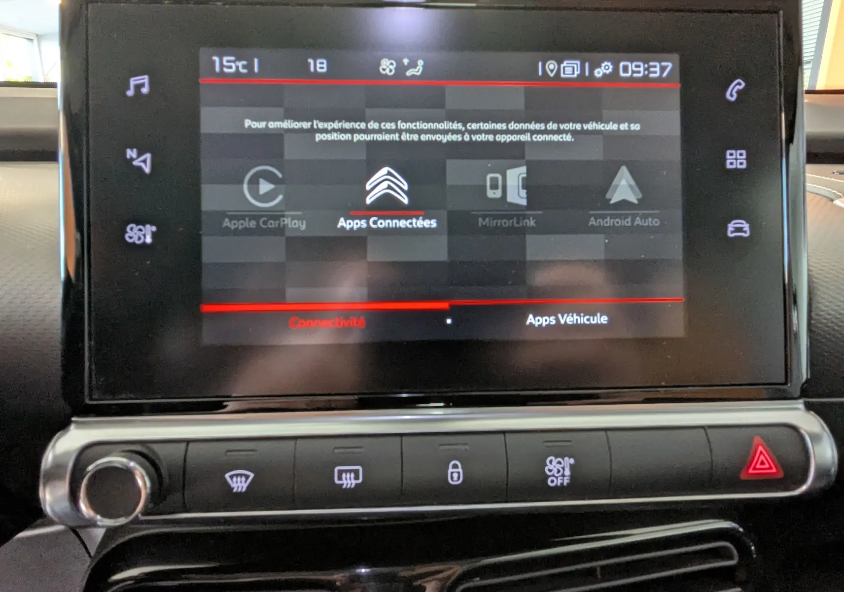 Écran tactile central de la Citroën C4 Cactus 2019 affichant les options de connectivité et applications embarquées.