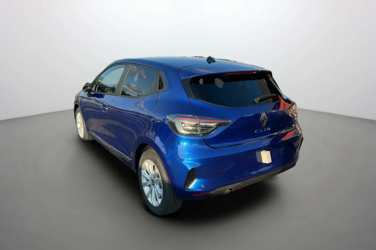 Vue 3/4 arrière droite d'une Renault Clio 2025 bleu iron avec feux arrière LED et vitres teintées.