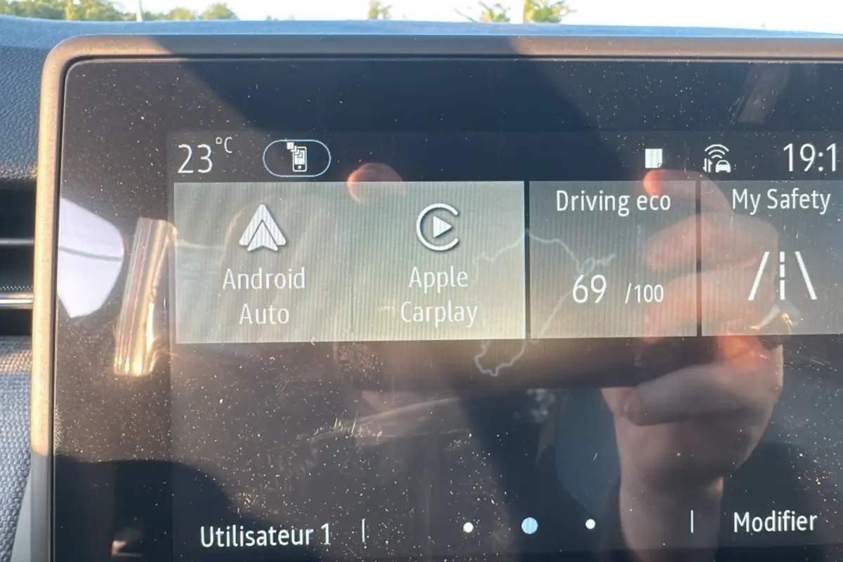 Tablette tactile du tableau de bord de la Renault Clio DCI 100 Evolution Camera 2025 affichant Android Auto et Apple Carplay.