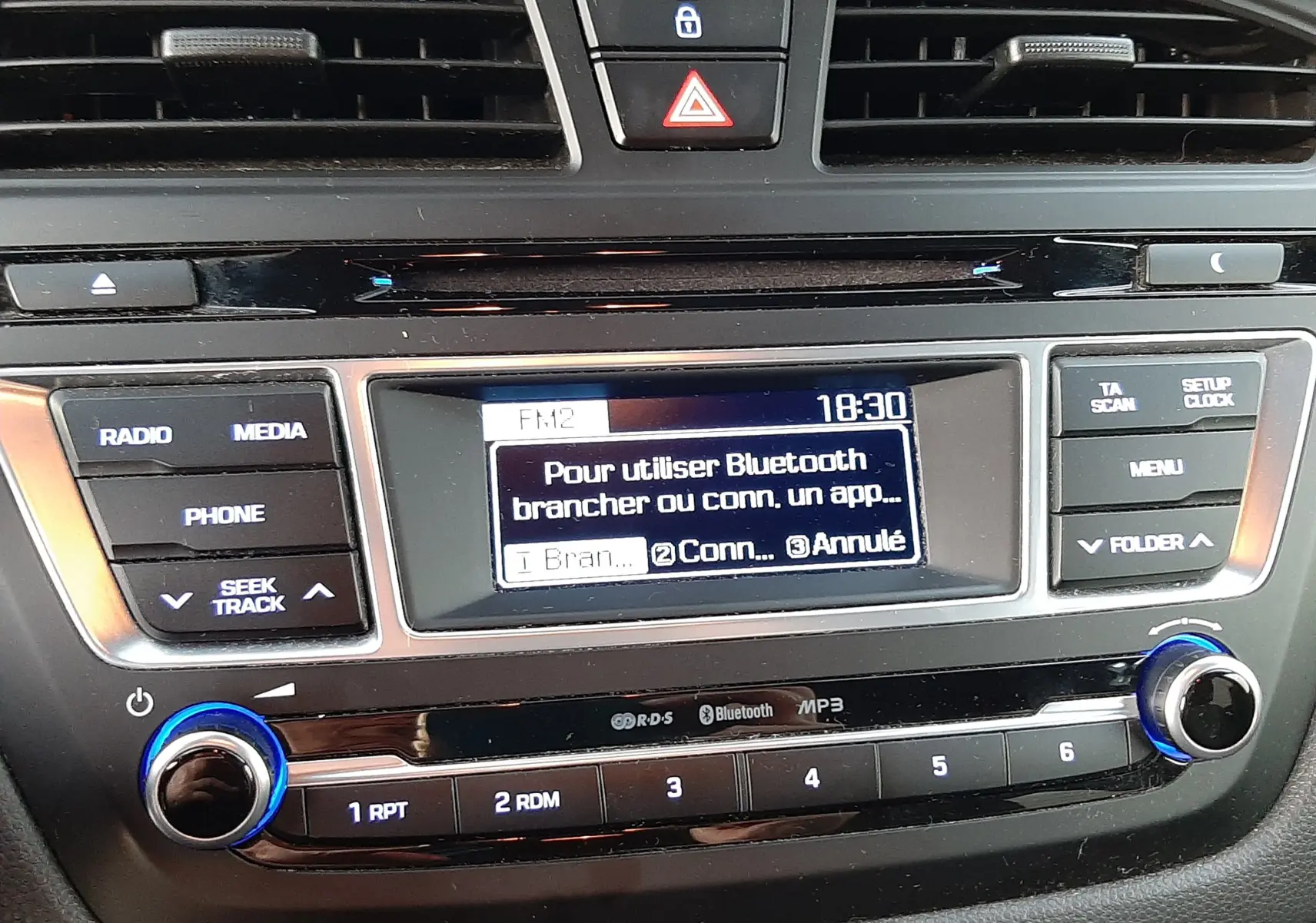 Vue rapprochée du tableau de bord noir de la Hyundai i20 2016, avec écran central affichant le menu Bluetooth.