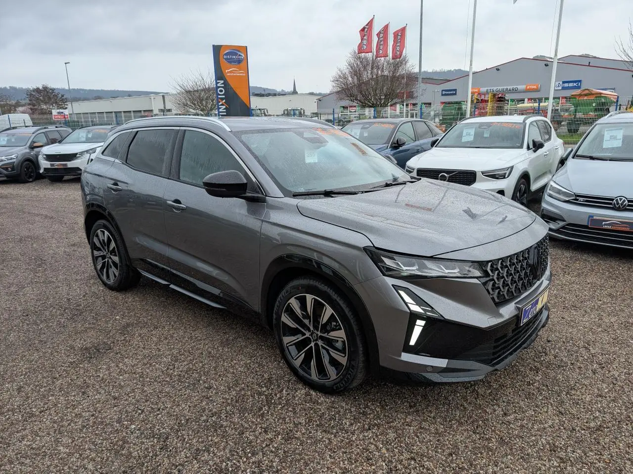 Vue 3/4 avant gauche d’un Renault Austral gris avec calandre noire et jantes alliage diamantées noires.