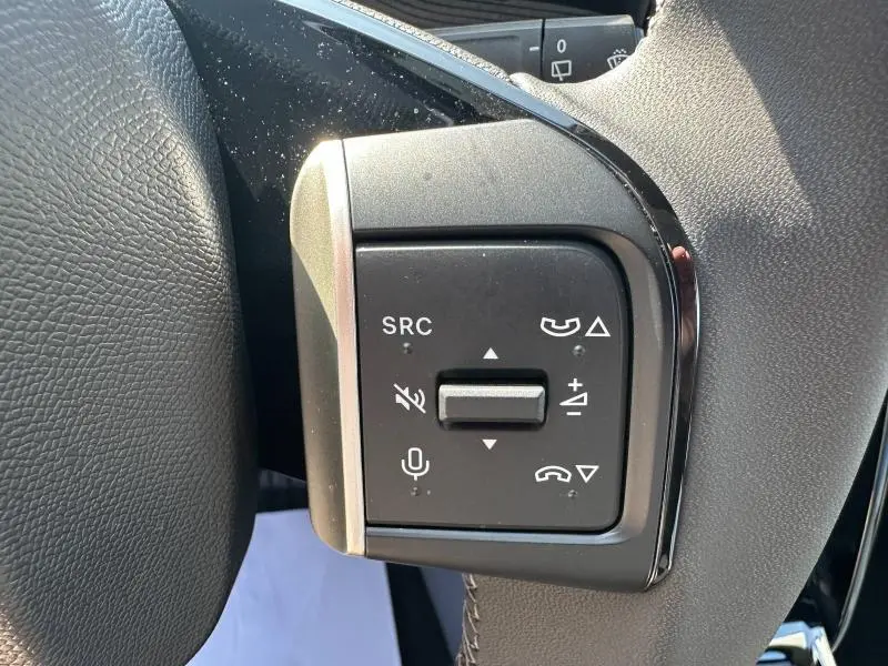 Gros plan sur les commandes audio au volant côté gauche d'une Citroën C3 2025 Bright Blue avec toit noir.