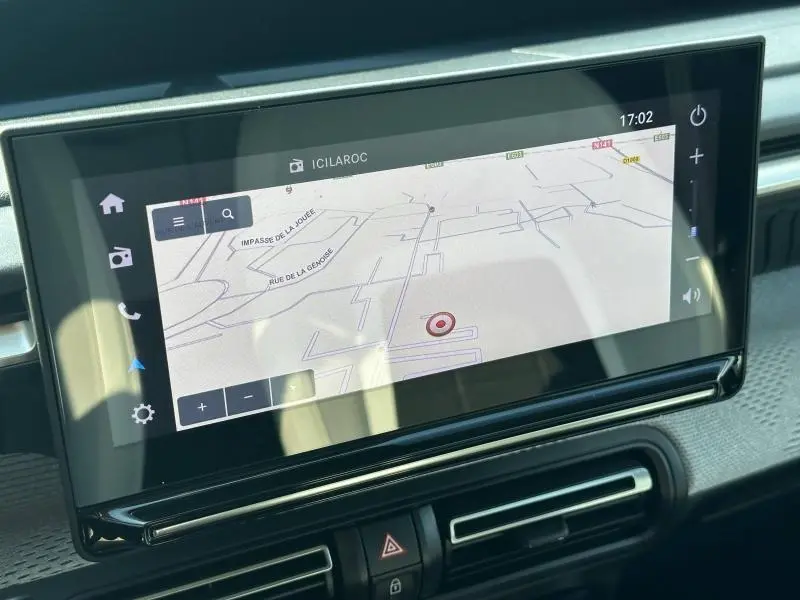 Écran tactile central affichant le GPS cartographique dans l'habitacle d'une Citroën C3 Bright Blue avec toit noir.