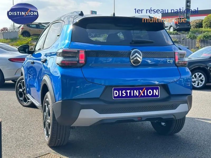 Vue 3/4 arrière d'une Citroën C3 2025 Bright Blue avec toit noir et feux arrière LED distinctifs.