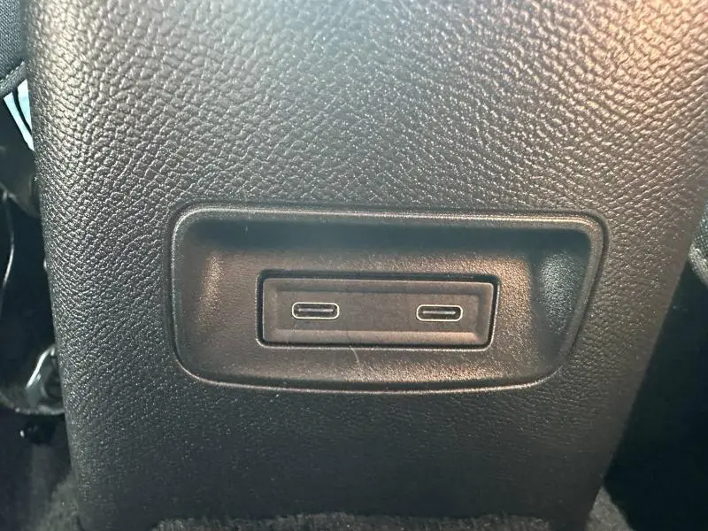 Gros plan sur deux prises USB-C noires intégrées dans la console arrière d'une Citroën C3 Bright Blue 2025.
