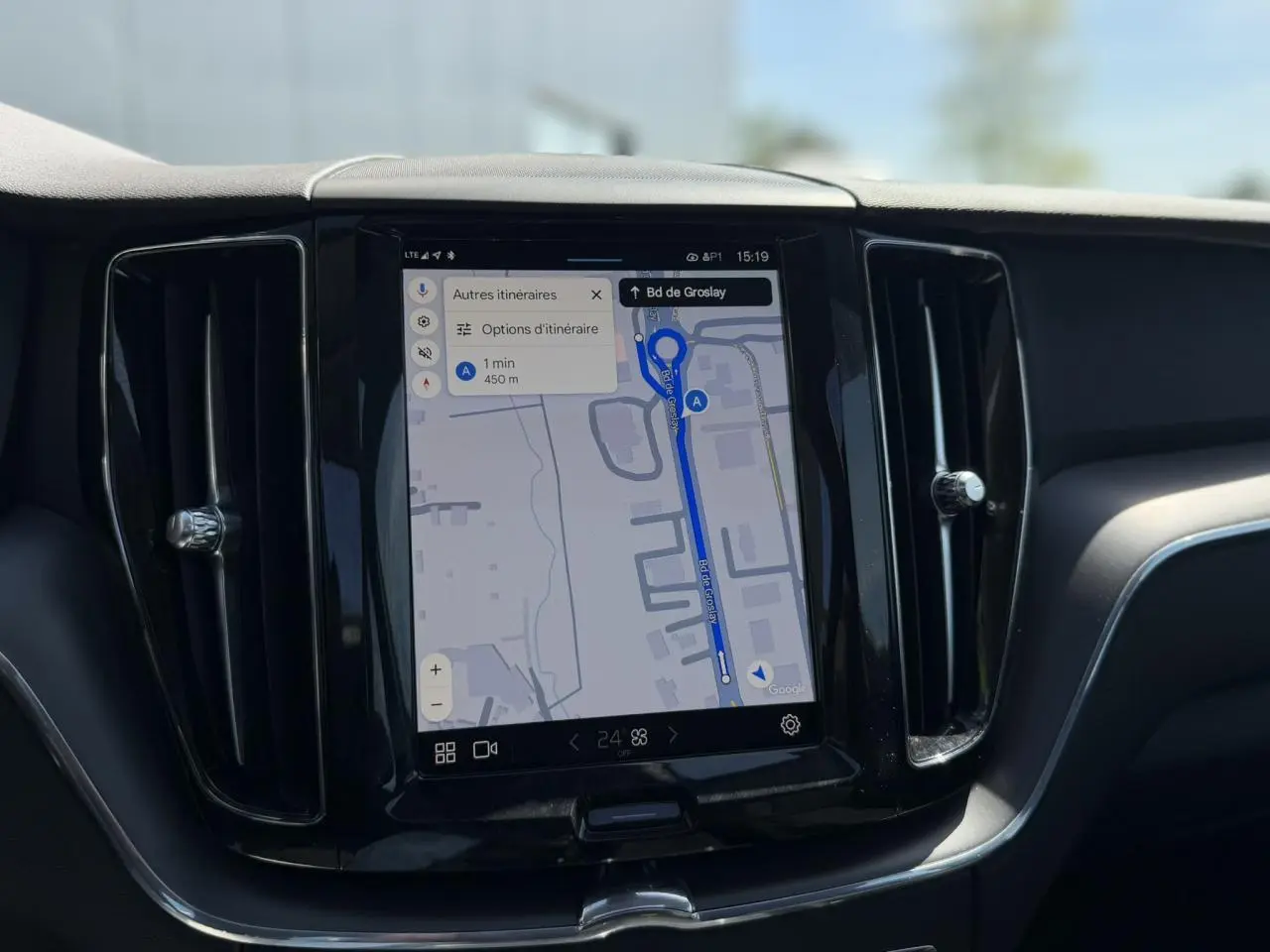 Écran tactile central du tableau de bord du Volvo XC60 2024 affichant un itinéraire de navigation.