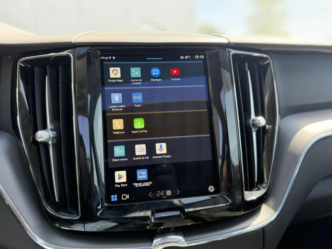 Vue rapprochée de l’écran tactile central noir du tableau de bord du Volvo XC60 blanc Crystal 2024.