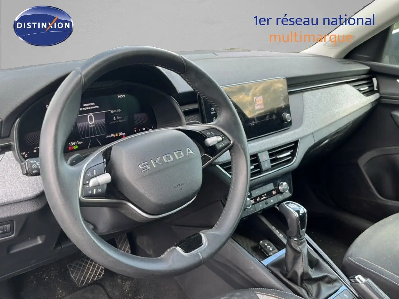 Vue intérieure centrée sur le volant cuir et tableau de bord numérique de la Skoda Scala 2025 gris métallique.