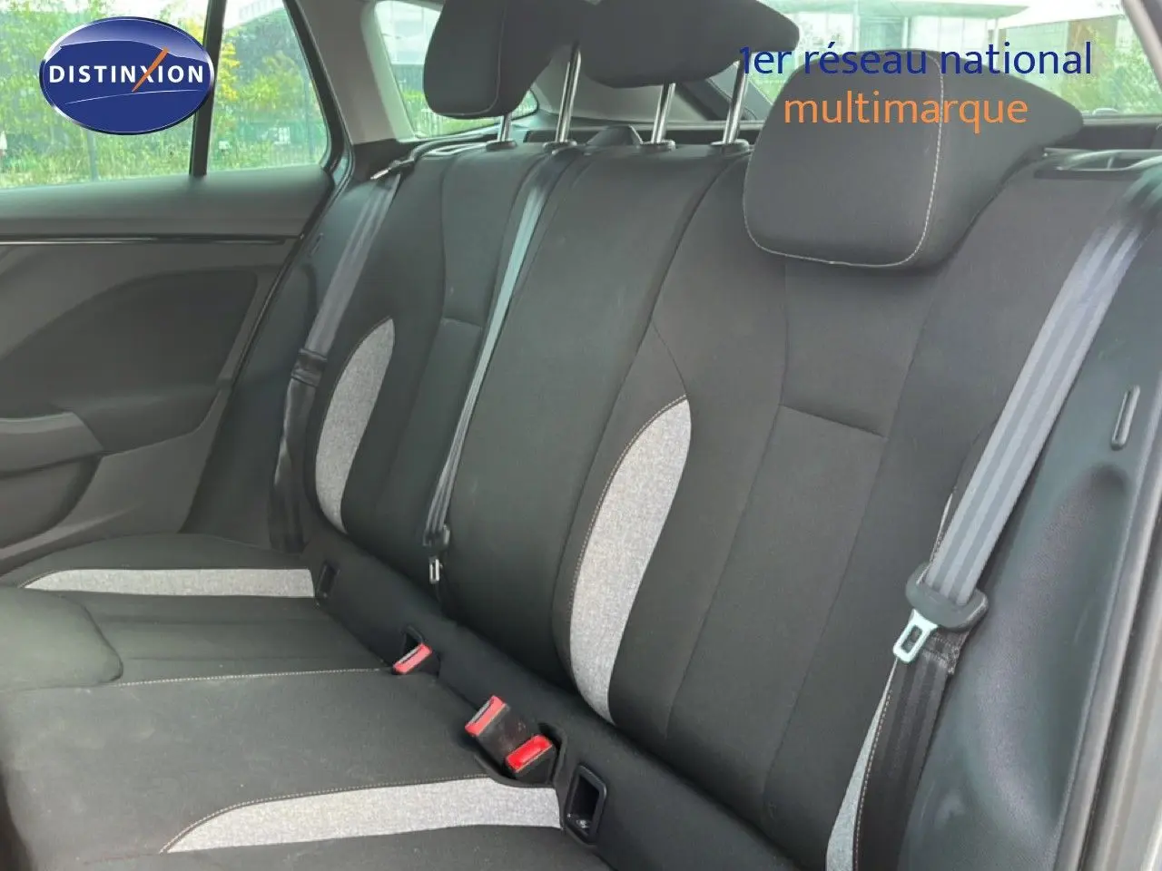 Vue intérieure côté droit des sièges arrière en tissu noir et gris clair d'une Skoda Scala 2025 gris magnétique métal.