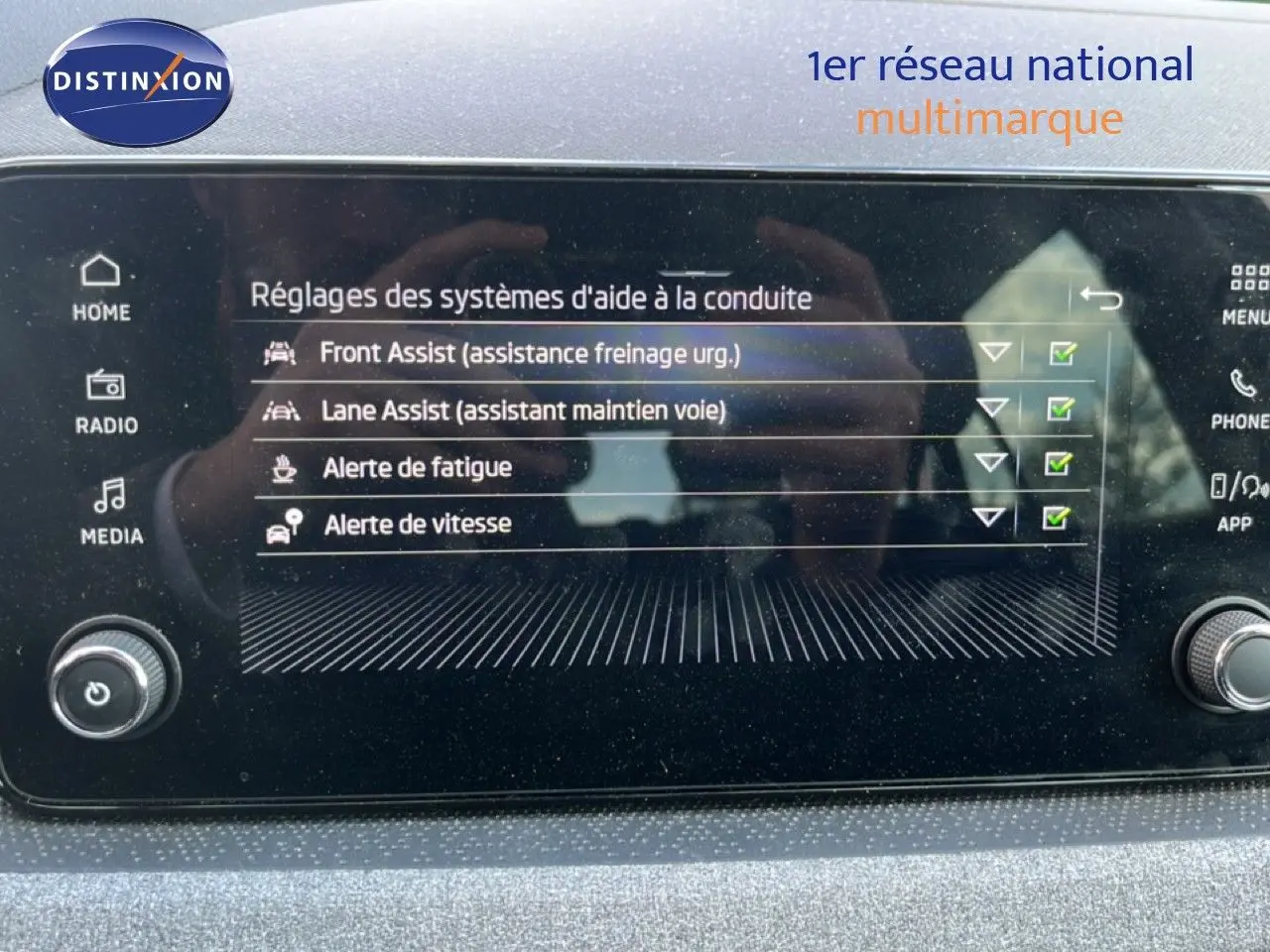 Écran tactile intérieur de la Skoda Scala 2025 affichant les réglages d'aide à la conduite, avec interface noire brillante.