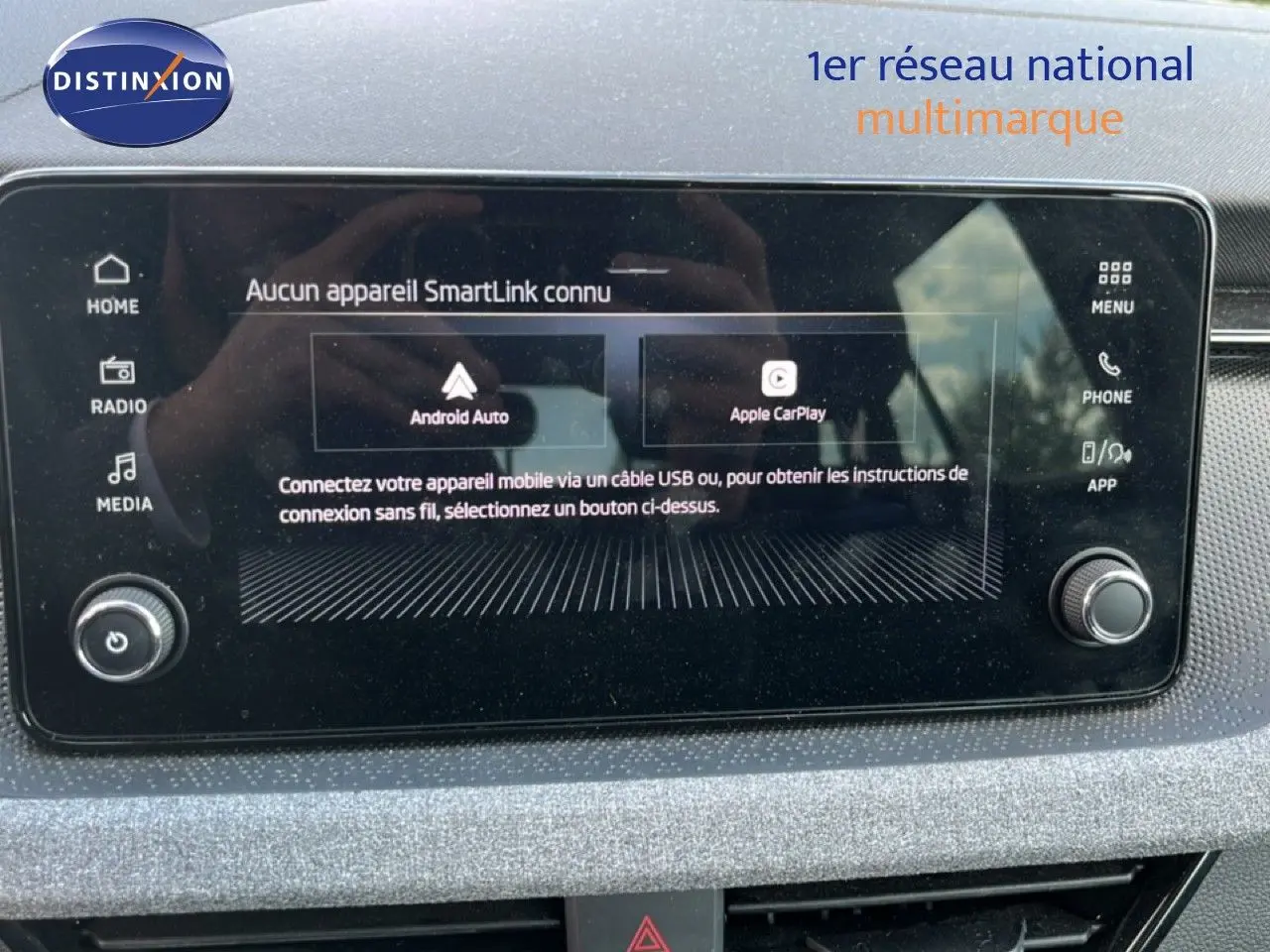 Écran tactile central de la Skoda Scala 2025 gris magnétique, affichant les options Android Auto et Apple CarPlay.