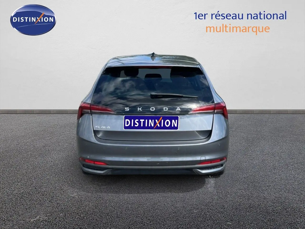 Vue arrière d'une Skoda Scala gris magnétique métal avec feux arrière allongés et hayon fermé.