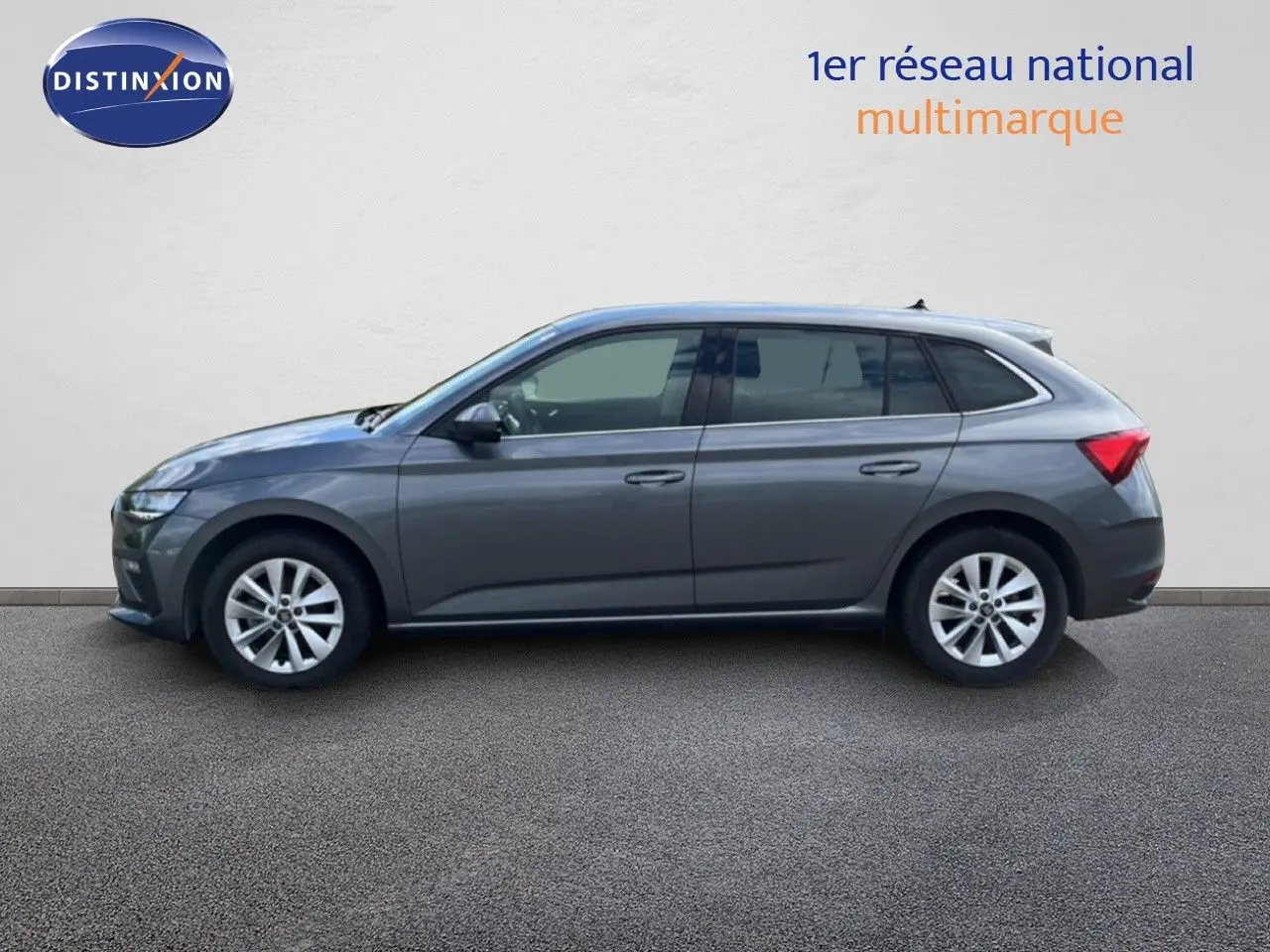 Profil droit d'une Skoda Scala gris magnétique métal 2025, avec jantes alliage et lignes épurées.