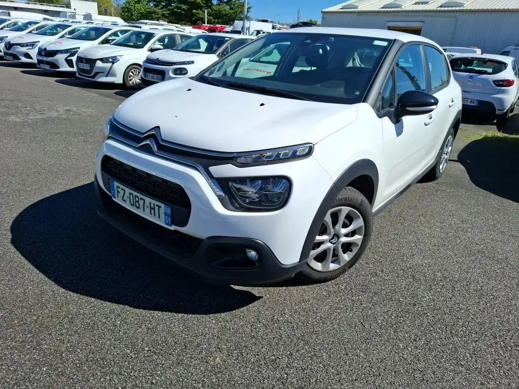 Citroën C3 Société blanche vue en 3/4 avant droit, avec calandre noire et jantes alliage sur parking.