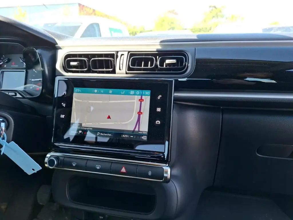Vue intérieure du tableau de bord de la Citroën C3 Société 2021, écran tactile avec navigation et aérateurs centraux noirs.