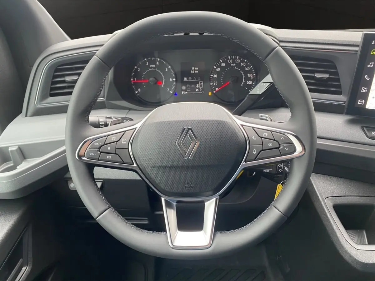 Vue frontale du volant noir du Renault Master 2026 avec commandes intégrées et tableau de bord numérique.