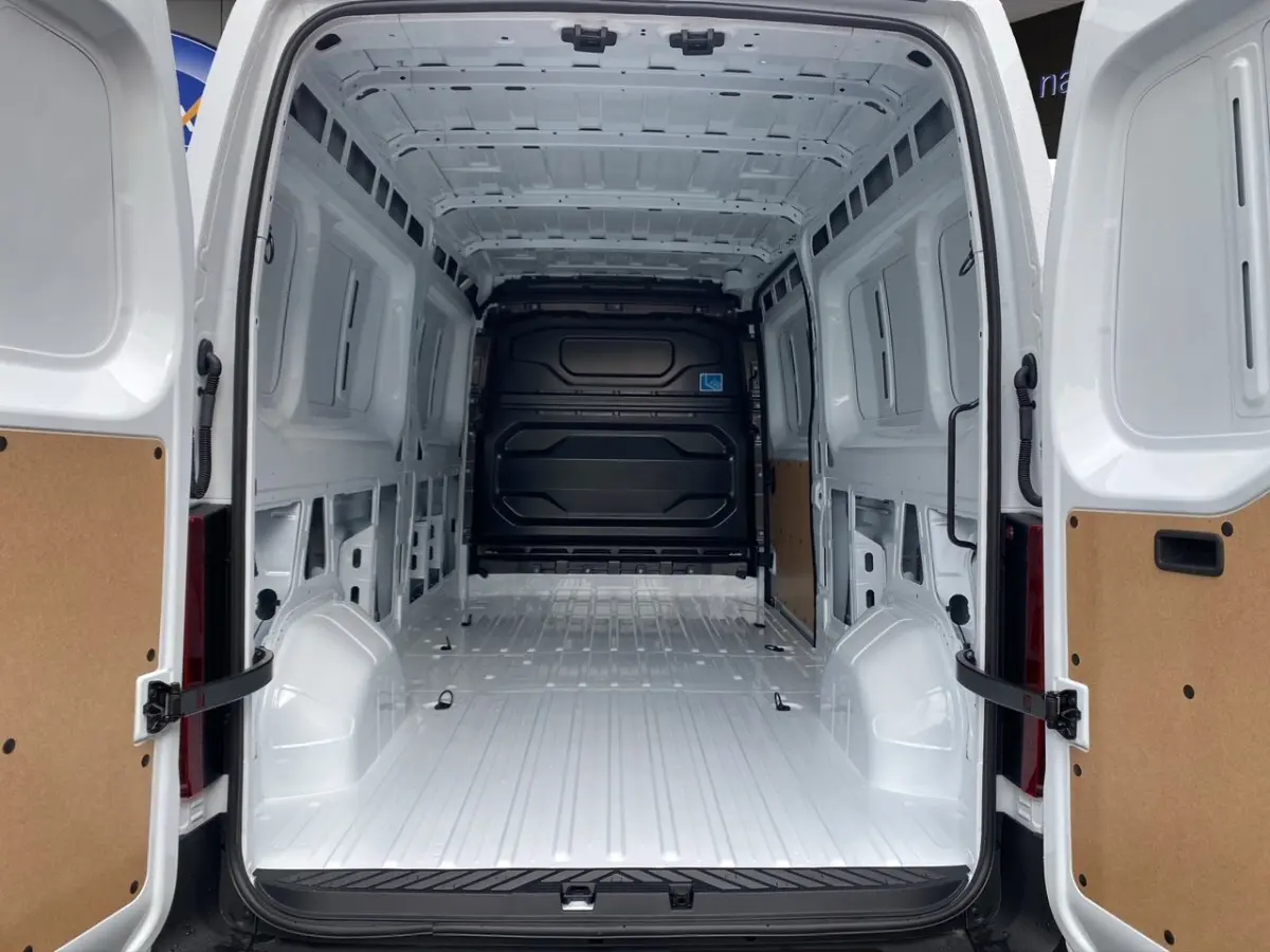 Vue arrière du Renault Master blanc 2026, montrant l'intérieur vide et spacieux de la zone de chargement avec cloison noire.