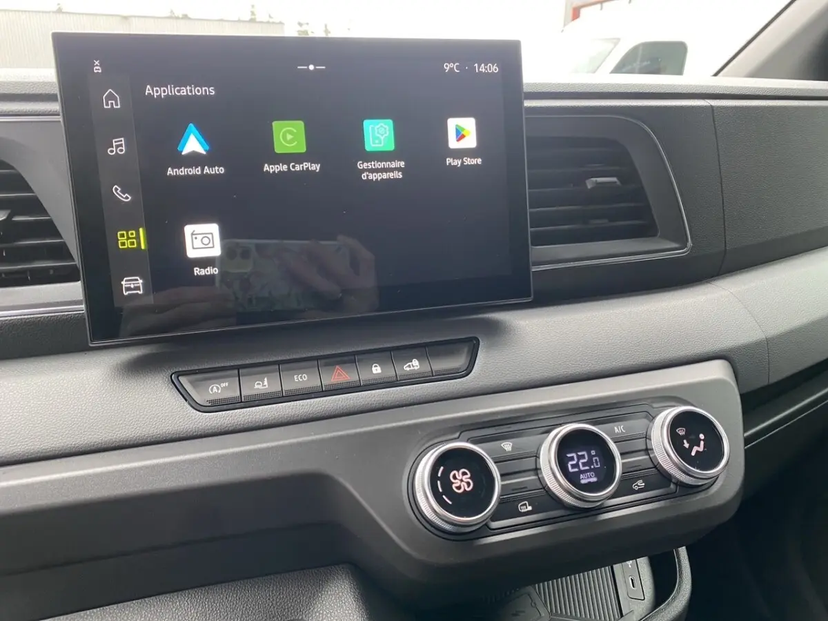 Vue intérieure du tableau de bord du Renault Master 2026, écran tactile central affichant les applications Android Auto et Apple CarPlay.