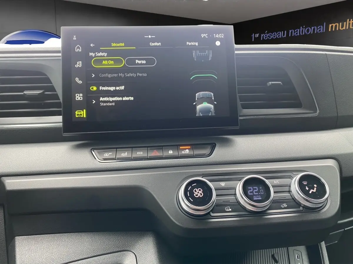 Tableau de bord du Renault Master 2026 avec écran tactile central et commandes de climatisation en gros plan.