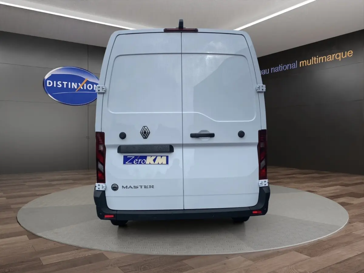 Vue arrière d’un Renault Master blanc avec portes battantes fermées et logo Renault visible.