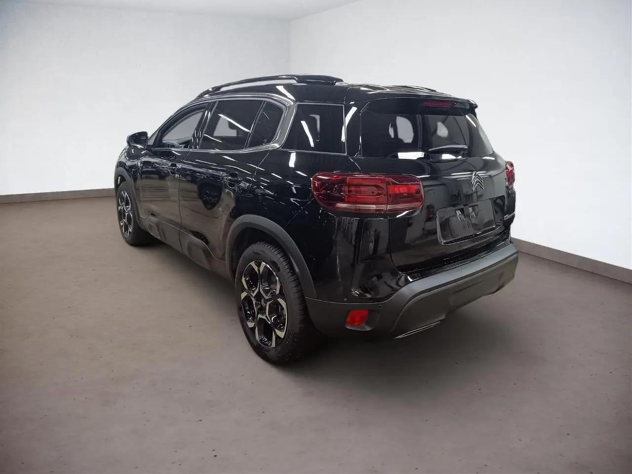 Vue 3/4 arrière droite du Citroën C5 Aircross Hybrid noir Perla avec jantes alliage et feux arrière LED.