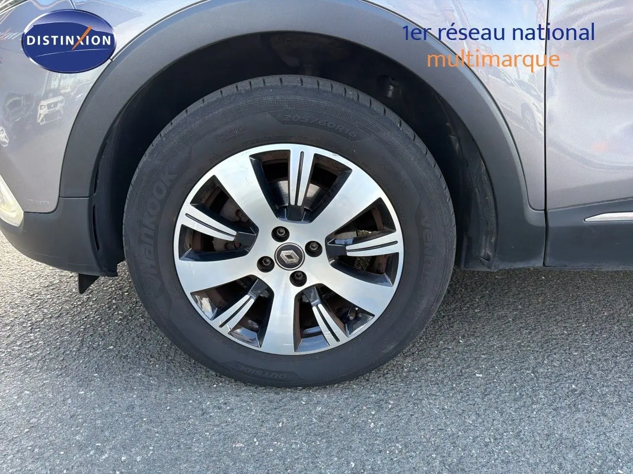 Gros plan sur la roue avant gauche du Renault Captur gris Cassiopée, mettant en valeur la jante alliage 16 pouces.