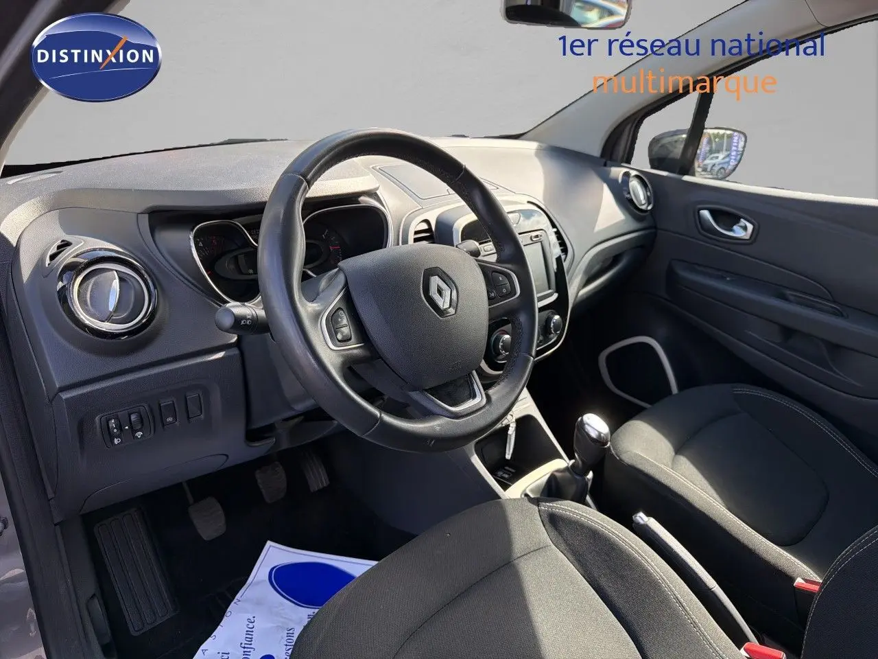 Intérieur avant droit du Renault Captur Zen gris Cassiopée 2019, volant multifonctions et boîte manuelle visibles.