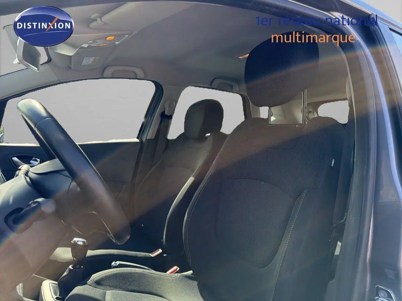 Intérieur du Renault Captur Zen 2019 en gris cassiopée, vue côté conducteur montrant les sièges noirs et le levier de vitesses manuel.