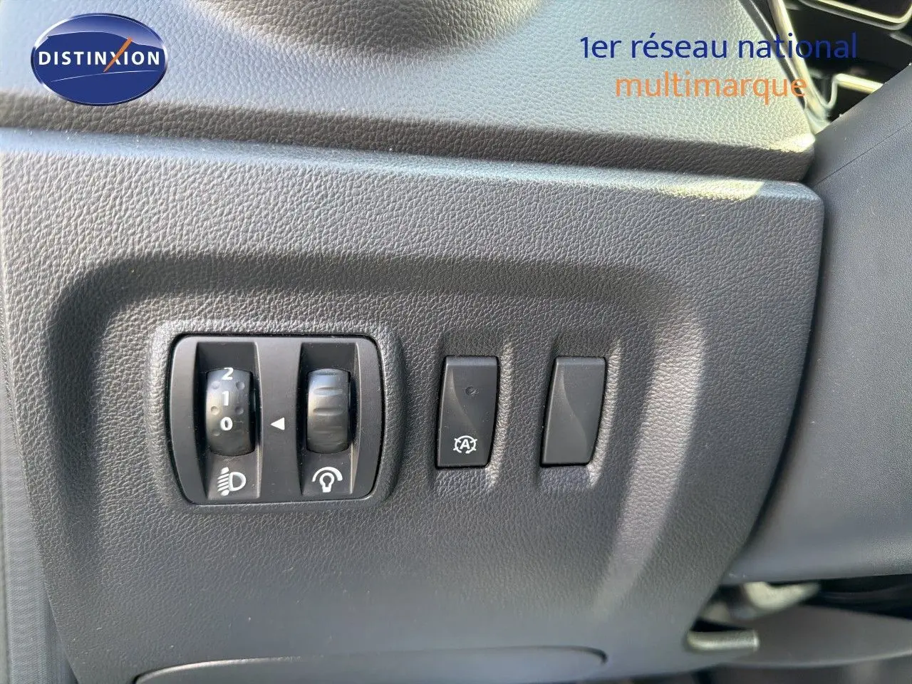 Gros plan sur les commandes d’éclairage et de réglage du tableau de bord du Renault Captur Gris Cassiopée, côté conducteur.