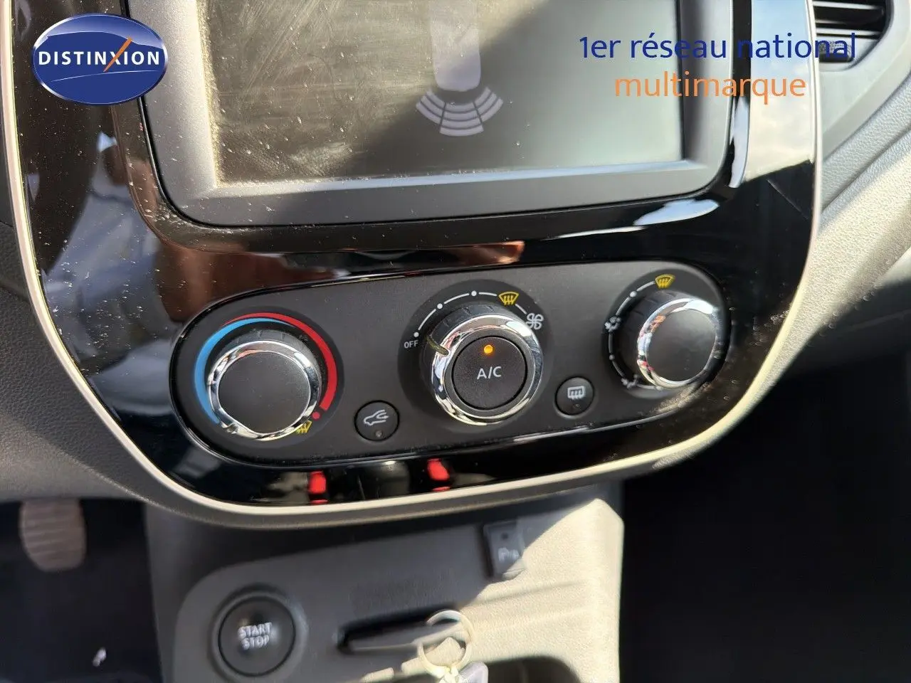 Gros plan sur la console centrale du Renault Captur gris cassiopée 2019, montrant les commandes de climatisation et l'écran tactile.