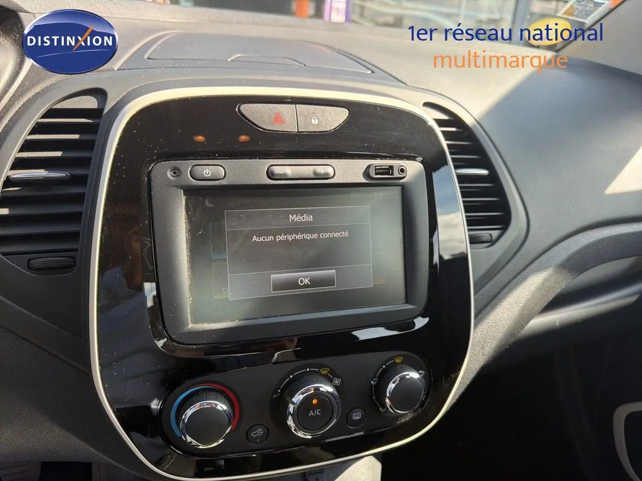 Vue rapprochée de la console centrale du Renault Captur gris cassiopée 2019 avec écran tactile et commandes climatisation.