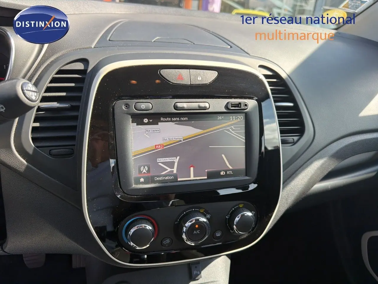 Vue rapprochée de la console centrale du Renault Captur gris cassiopée 2019, avec écran tactile GPS et commandes climatiques.