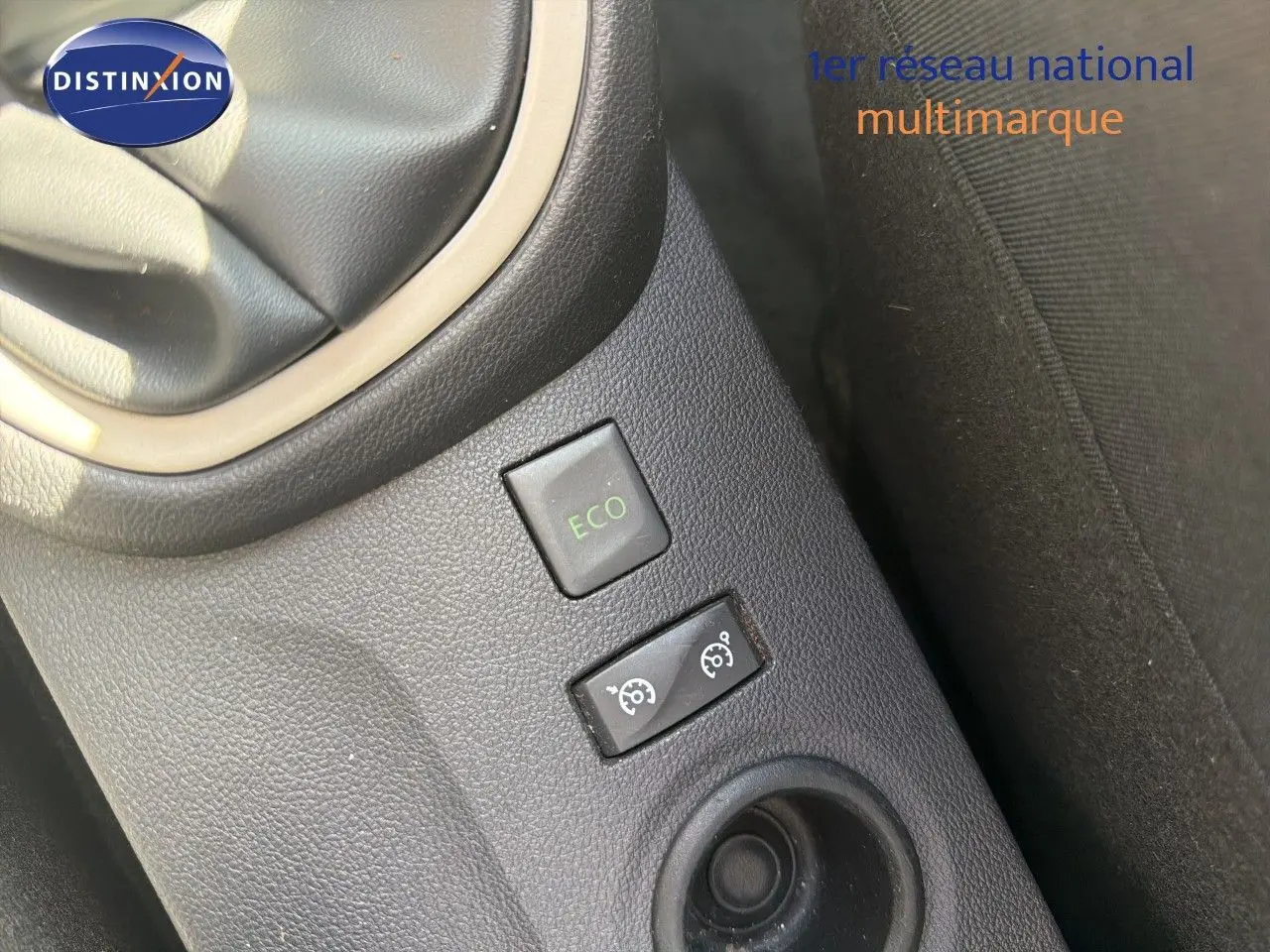 Gros plan sur la console centrale du Renault Captur gris cassiopée 2019, montrant les boutons ECO et régulateur de vitesse.