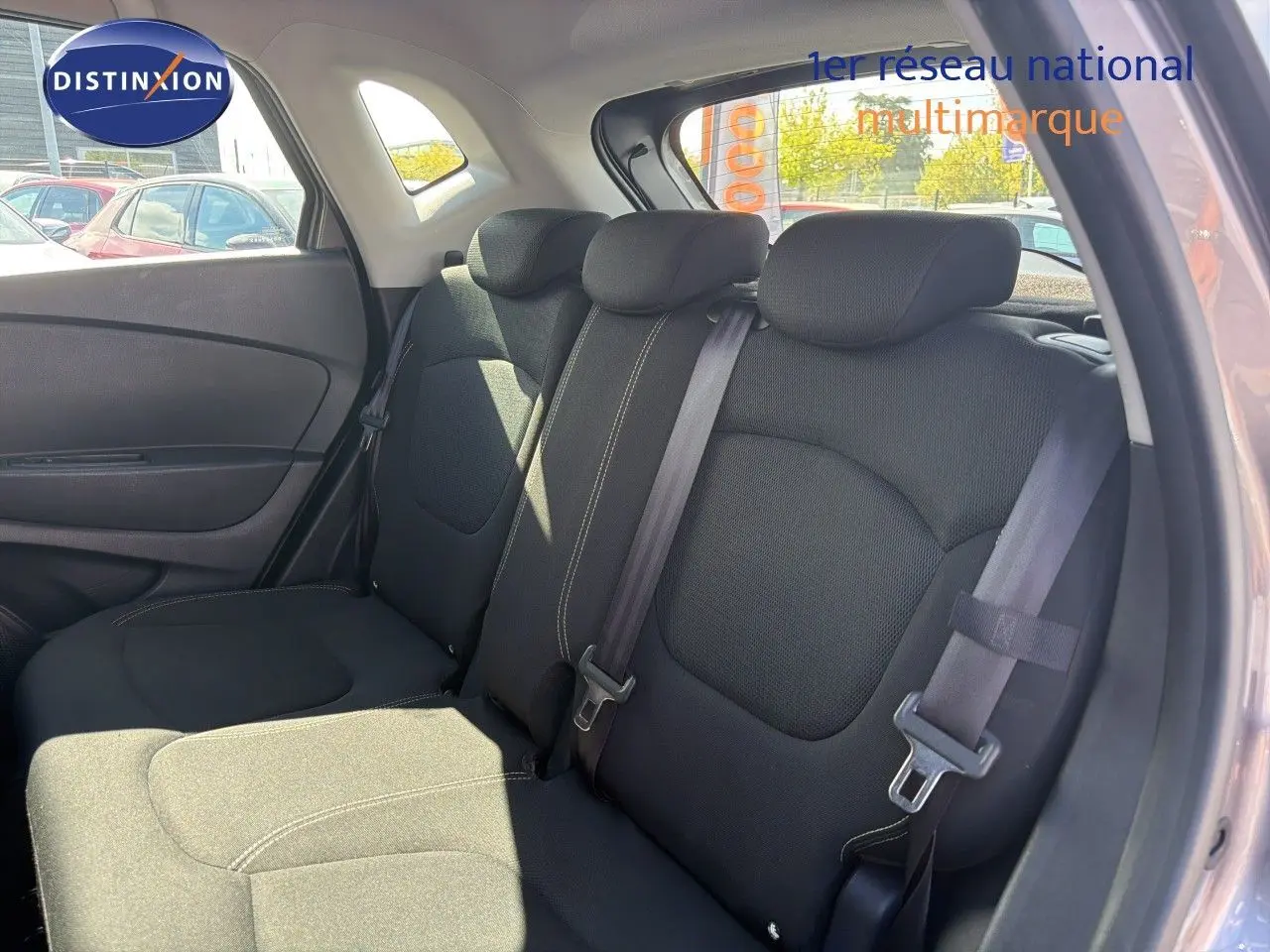 Vue intérieure sur les sièges arrière noirs avec ceintures de sécurité du Renault Captur Zen 2019 gris cassiopée, côté droit ouvert.
