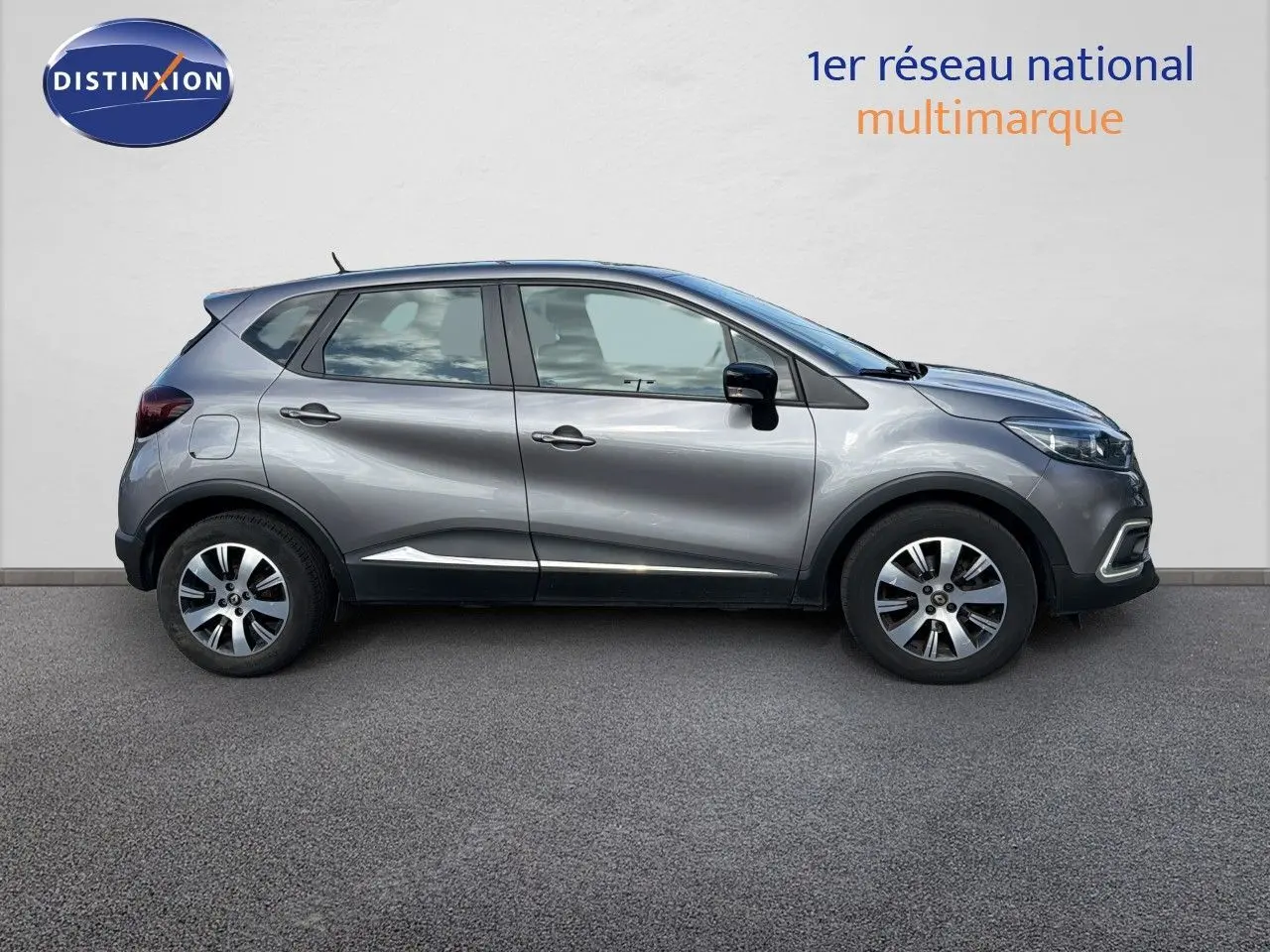 Profil côté gauche d'un Renault Captur gris Cassiopée 2019, version Zen diesel, avec jantes alliage bicolores.