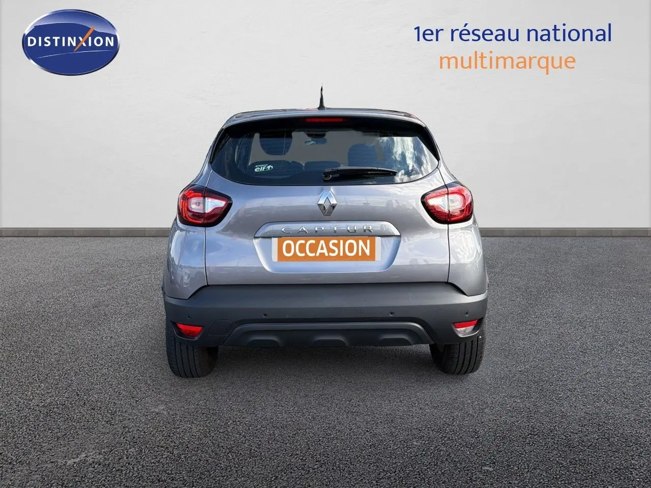 Vue arrière d'un Renault Captur gris Cassiopée 2019 avec plaque "OCCASION" sur fond neutre.