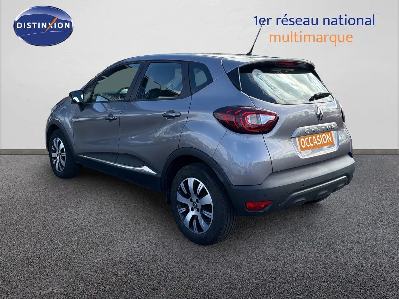 Renault Captur Zen gris cassiopée en 3/4 arrière droit, avec jantes alliage et plaque "Occasion" visible.