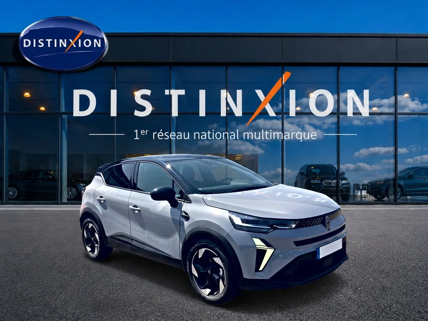 Renault Captur 2026 Rafale toit noir en 3/4 avant droit, avec feux LED et jantes alu distinctives.