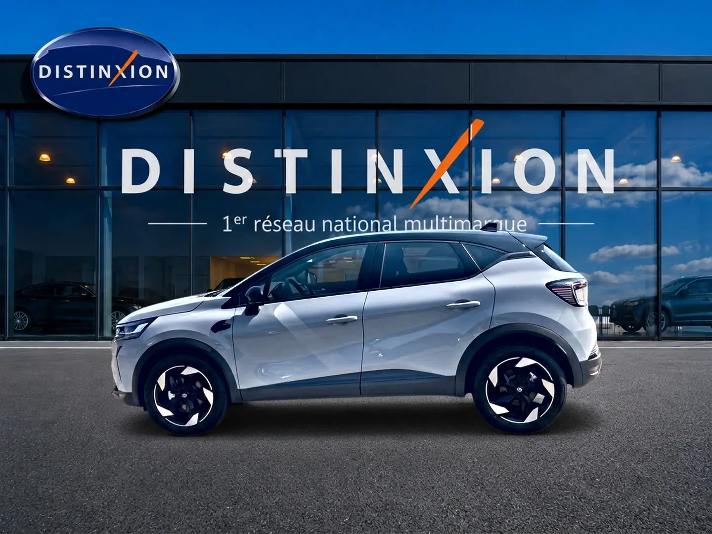 Renault Captur 1.2 TCe 115 Techno vue profil côté gauche, couleur Rafale avec toit noir et jantes alu noires.