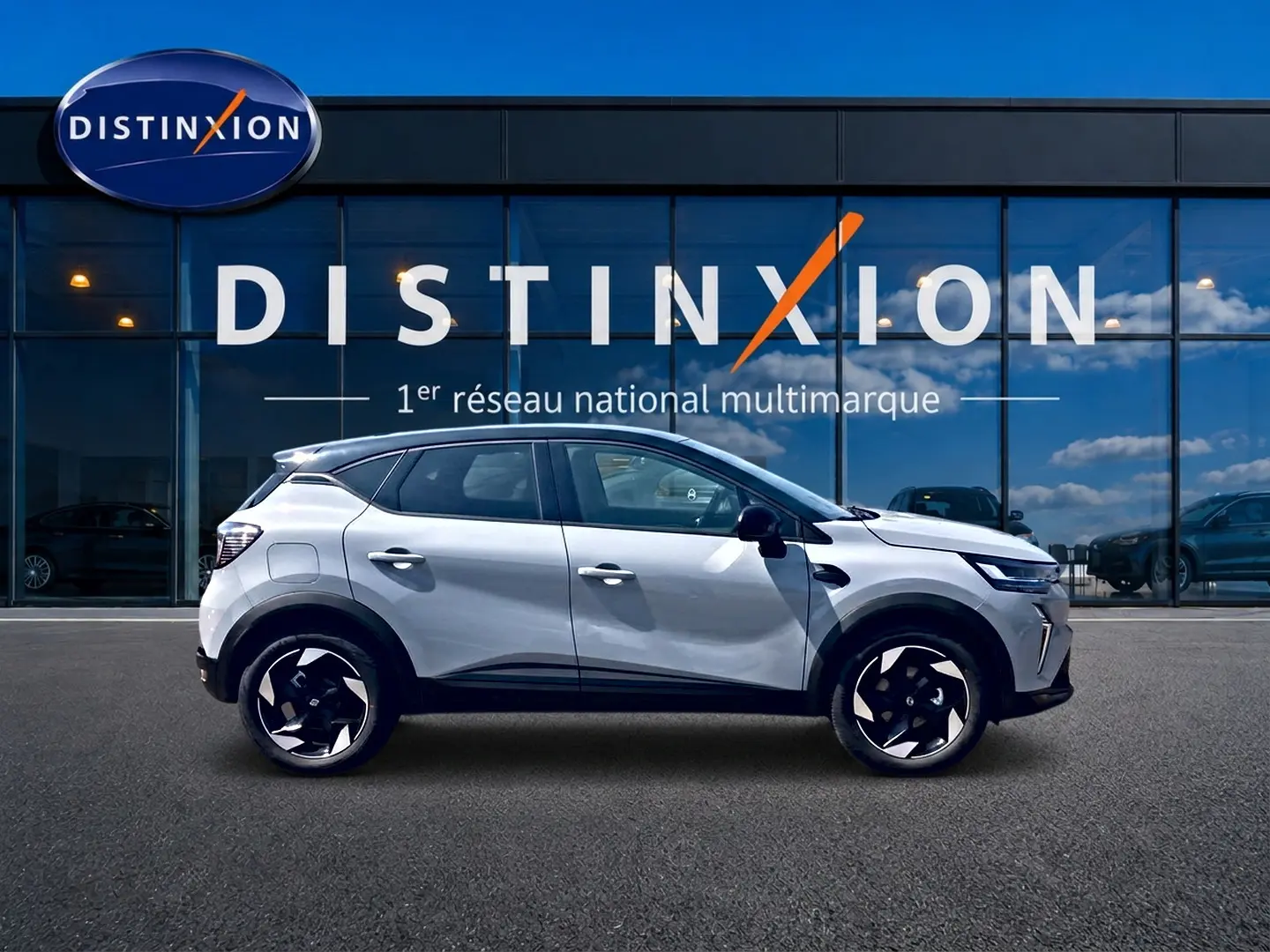 Renault Captur 1.2 TCe 115 Techno 2026 vue profil côté gauche, couleur Rafale avec toit noir et jantes alu distinctives.