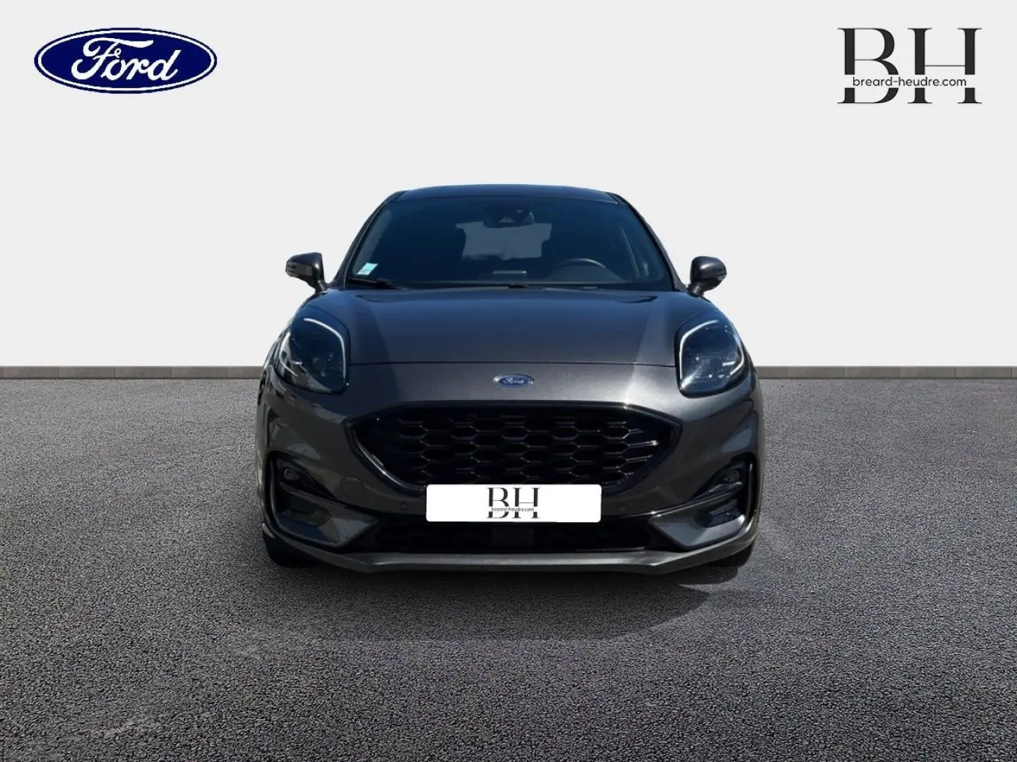 Vue frontale d'une Ford Puma 2024 gris Solar métallisé avec calandre noire et phares LED distinctifs.