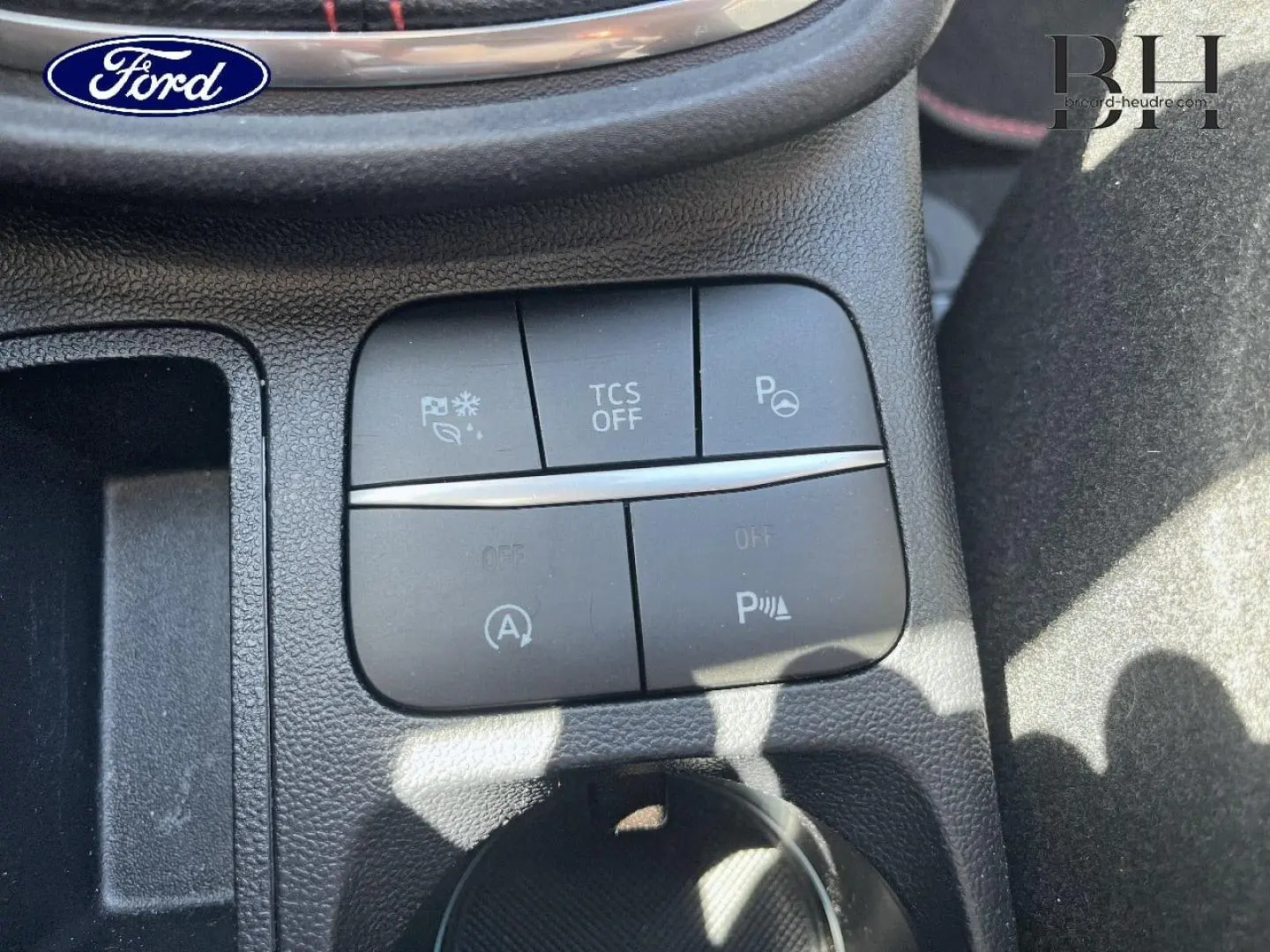 Gros plan sur les boutons de commande du pack parking du Ford Puma 2024 en intérieur, finition ST-Line.