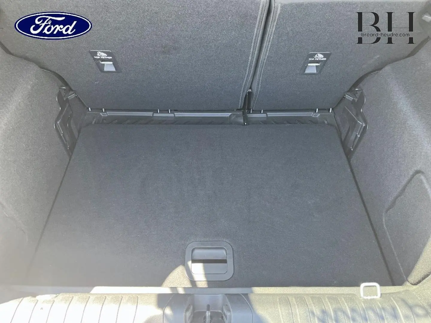 Vue plongeante sur le coffre spacieux et tapissé en tissu noir du Ford Puma 2024, version ST-Line.