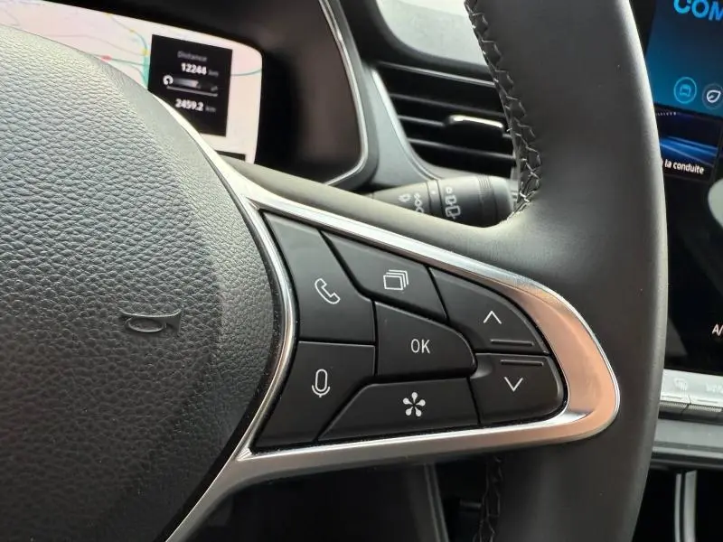 Gros plan sur les commandes au volant côté droit du Renault Captur 2025, finition Techno avec détails chromés.
