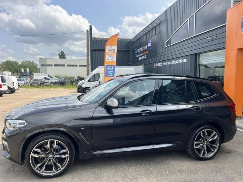 BMW X3 M40iA Sophistograu métallisé en profil côté gauche, avec jantes 21 pouces style 726 rayons en V.
