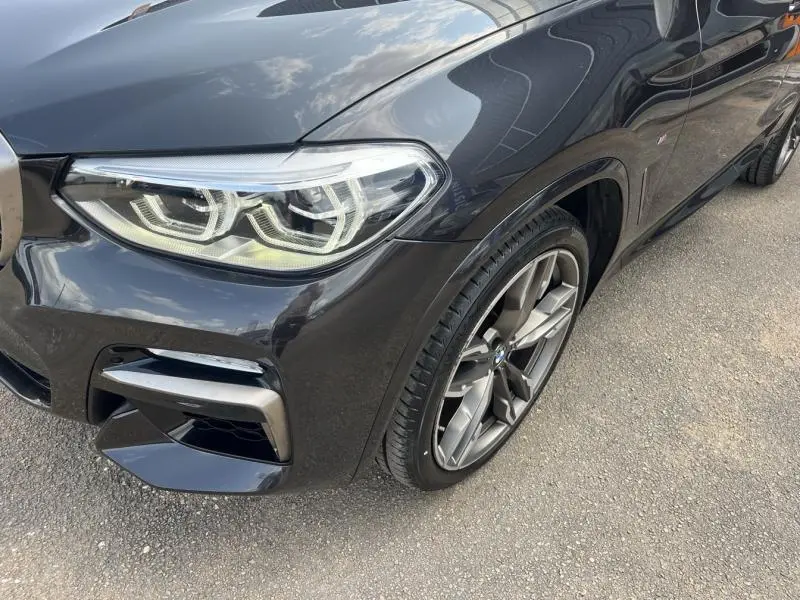 Gros plan sur l'avant droit du BMW X3 M40iA 2019 en Sophistograu métallisé avec jante alu 21 pouces style 726 rayons en V.