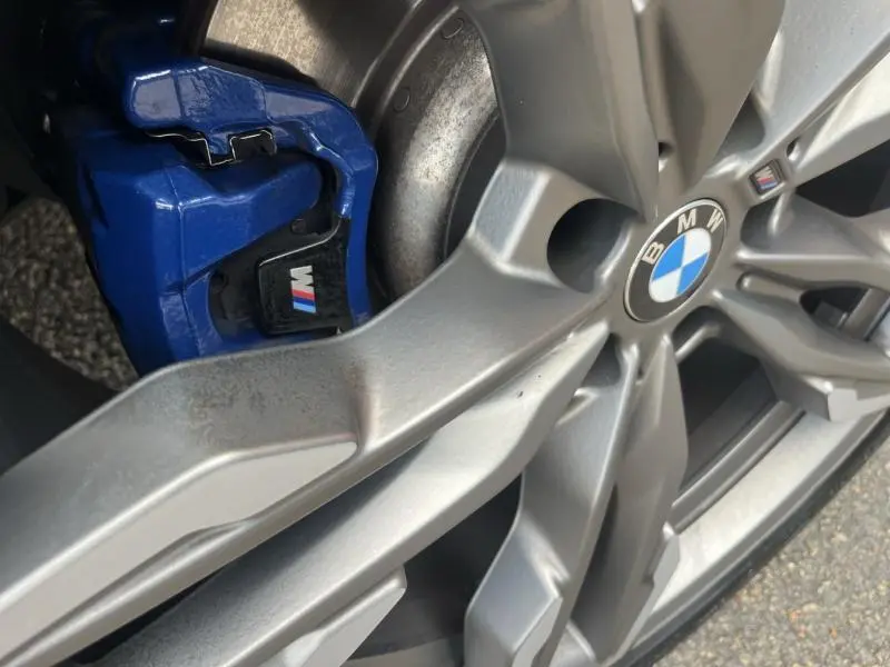 Gros plan sur la jante alu BMW style 726 rayons en V avec étrier de frein bleu M du BMW X3 M40iA 2019
