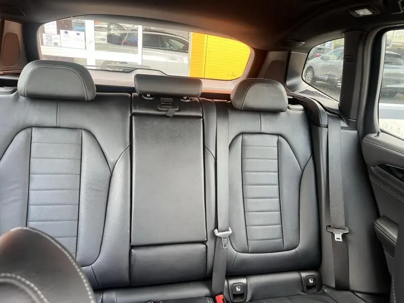 Vue intérieure arrière montrant la banquette cuir Vernasca noire du BMW X3 M40iA 2019 avec appuie-têtes et ceintures.